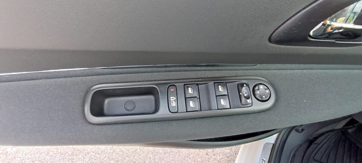 2012 Peugeot 5008